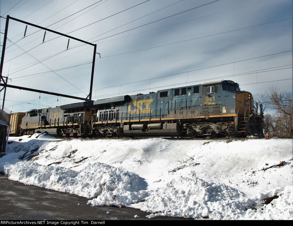 CSX 941 leads Q404